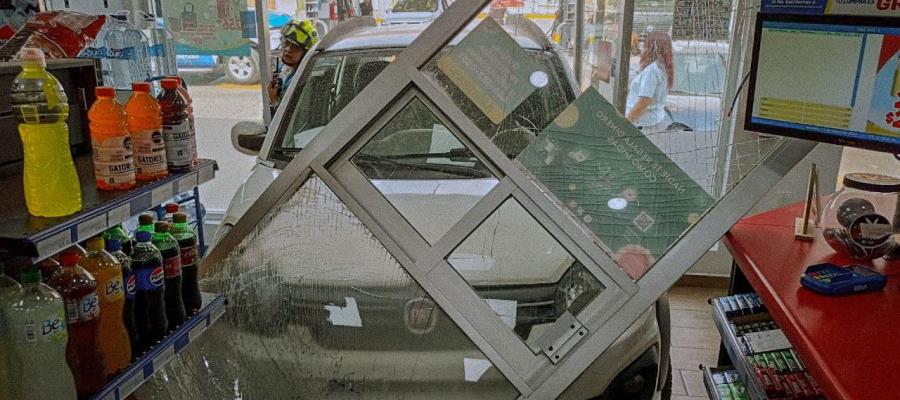 Automovilista termina dentro de tienda en Querétaro tras confundirse de pedales 