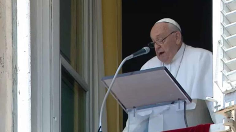 Francisco confía a las mamás a la protección de la Virgen María