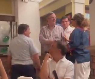 "Corren" a Ebrard de restaurante en Guadalajara; le grita "¡fuera Morena!"