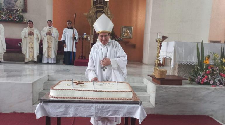 Con mariachi y pastel, celebran cumpleaños de Obispo de Tabasco en Catedral