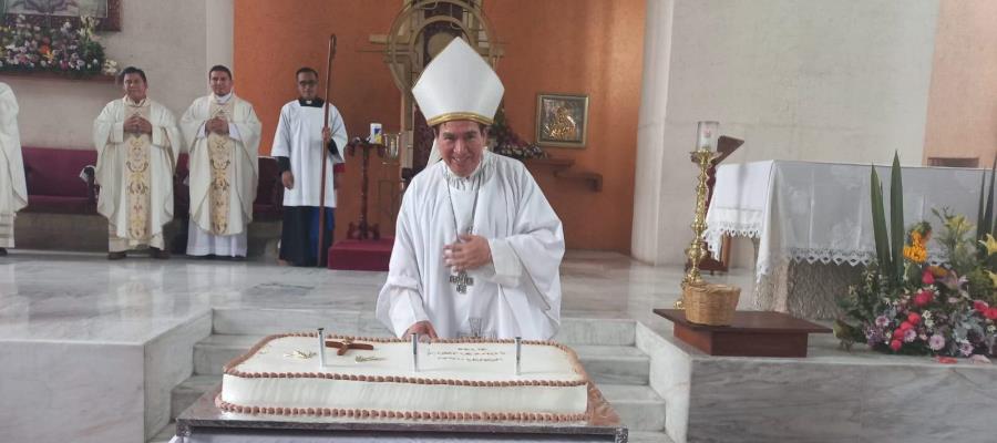 Con mariachi y pastel, celebran cumpleaños de Obispo de Tabasco en Catedral