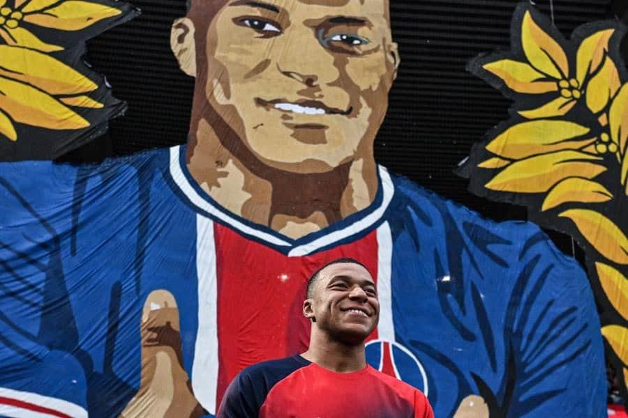 Entre cánticos, Mbappé se despide de la afición del PSG