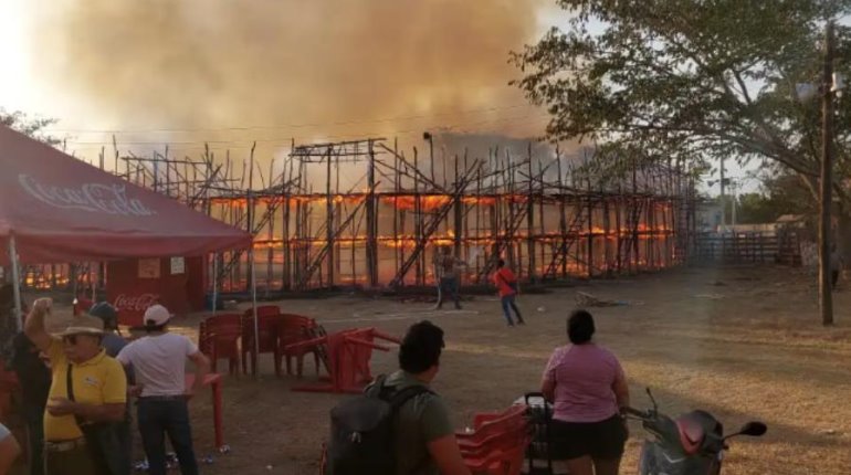 Arde plaza de toros artesanal de Panabá, Yucatán