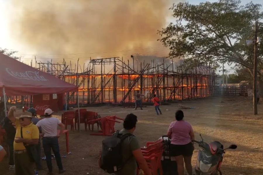 Arde plaza de toros artesanal de Panabá, Yucatán