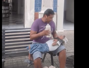 Canta en calles de Villahermosa para sacar adelante a su hijo con parálisis cerebral