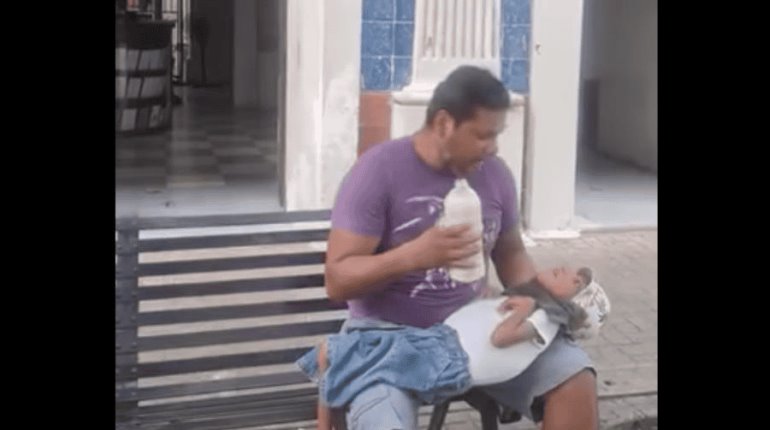 Canta en calles de Villahermosa para sacar adelante a su hijo con parálisis cerebral