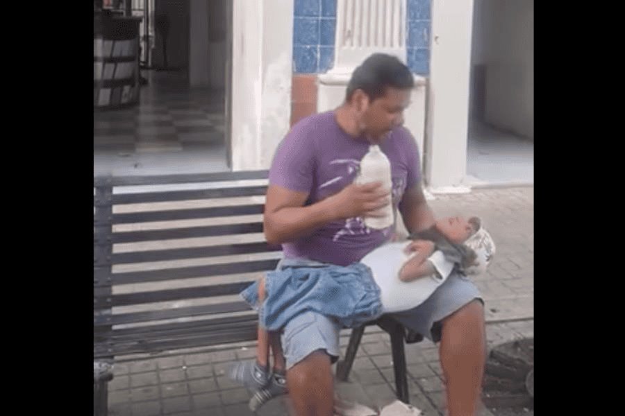 Canta en calles de Villahermosa para sacar adelante a su hijo con parálisis cerebral