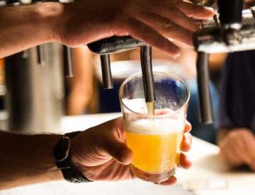 Ante altas temperaturas, bar en Veracruz regala cervezas