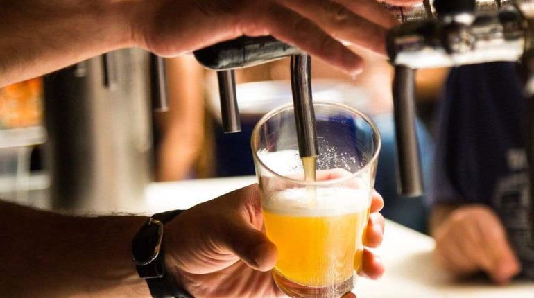 Ante altas temperaturas, bar en Veracruz regala cervezas