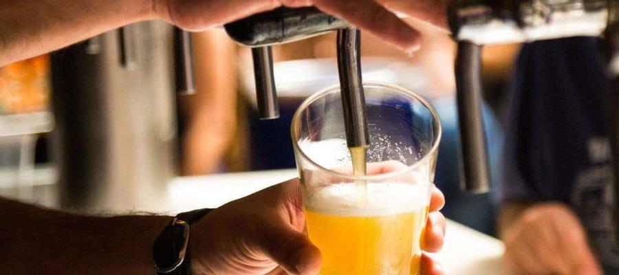 Ante altas temperaturas, bar en Veracruz regala cervezas