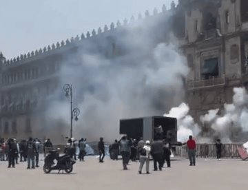 Con cohetones, normalistas protestan en Palacio Nacional