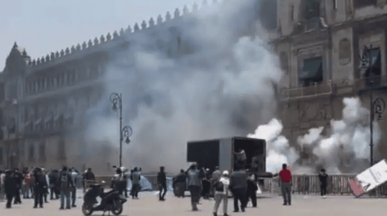 Con cohetones, normalistas protestan en Palacio Nacional