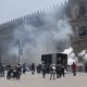 Con cohetones, normalistas protestan en Palacio Nacional