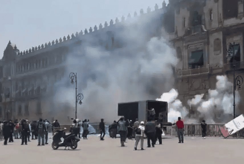 Con cohetones, normalistas protestan en Palacio Nacional