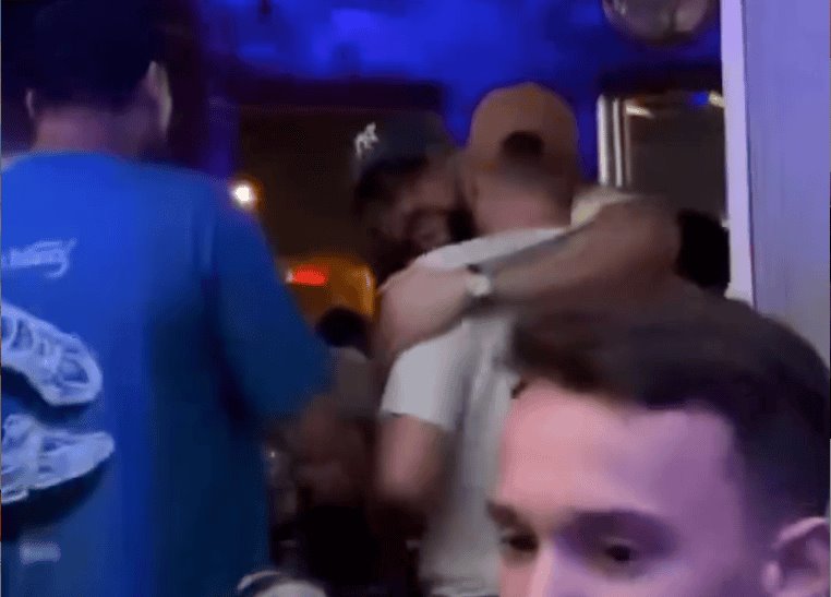 Filtran supuesto video de Bad Bunny en un bar gay en Tennessee