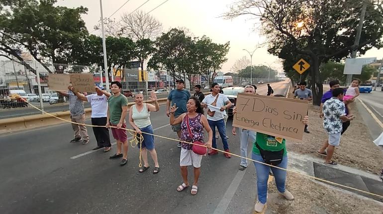 Por falta de energía durante 7 días, habitantes de Casa Blanca bloquean Ruiz Cortines por casi 4 horas