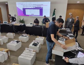 Realiza INE protocolo de verificación de urnas electrónicas para el voto en el extranjero