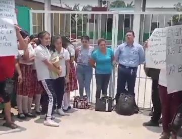 Padres de familia de Telesecundaria en Tamulté de las Sabanas piden se cambie a maestra de primer grado