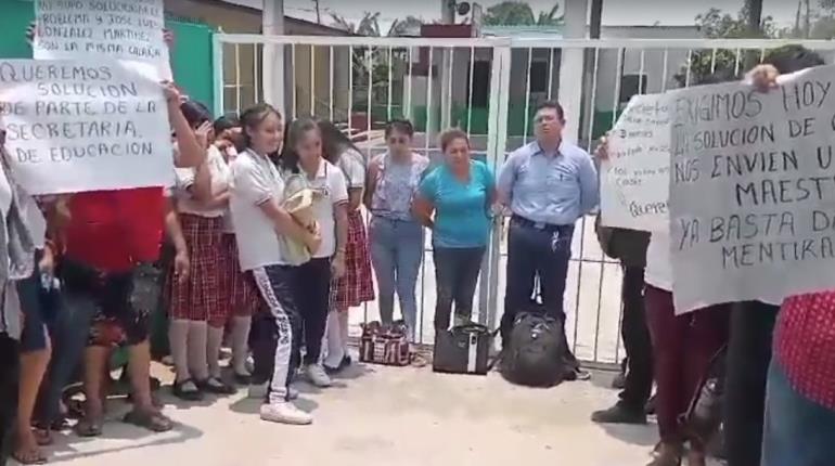 Padres de familia de Telesecundaria en Tamulté de las Sabanas piden se cambie a maestra de primer grado