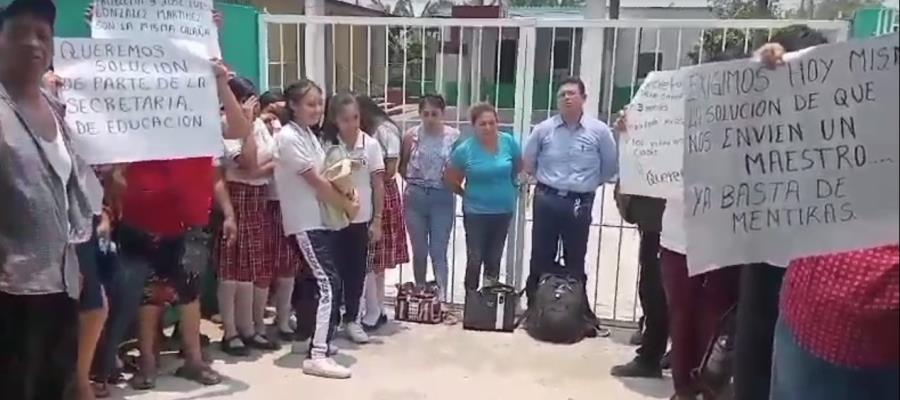 Padres de familia de Telesecundaria en Tamulté de las Sabanas piden se cambie a maestra de primer grado