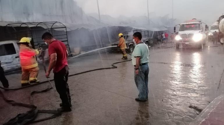 ¡Arde mercadito de Tacotalpa! Fuego consume locales