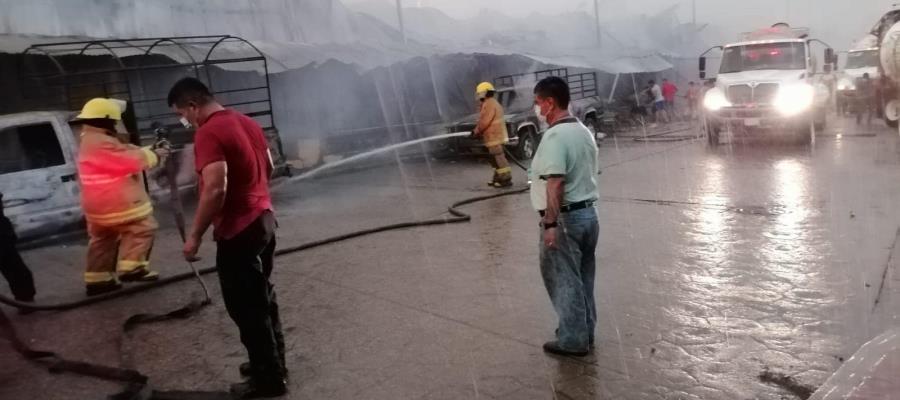 ¡Arde mercadito de Tacotalpa! Fuego consume locales