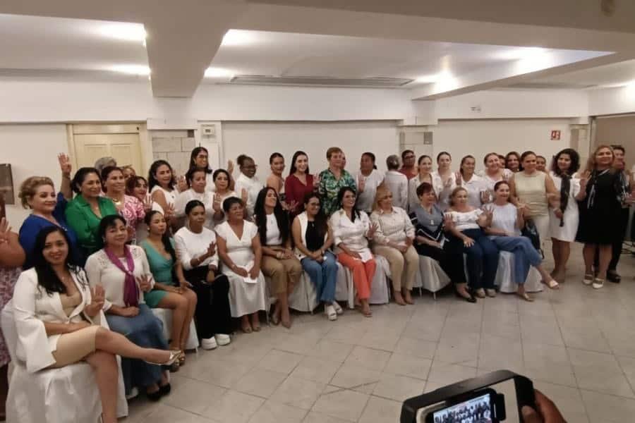 Mujeres salen en defensa de May, tras ser denunciado por violencia política