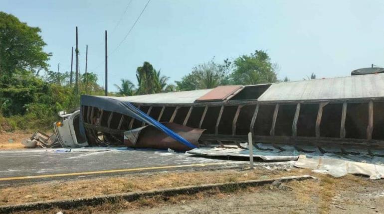 Colapsa circulación vehicular por volcadura de tráiler en la Cárdenas – Coatzacoalcos