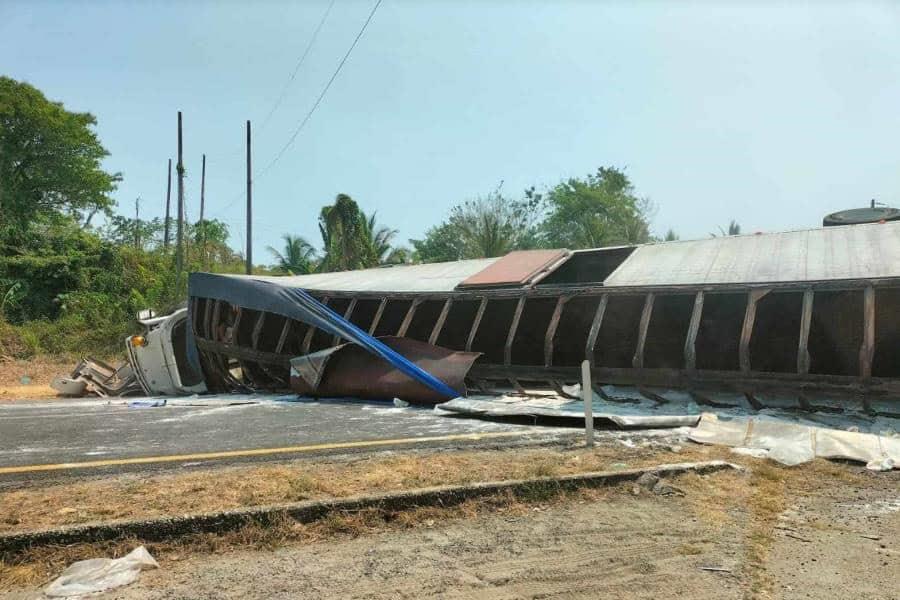 Colapsa circulación vehicular por volcadura de tráiler en la Cárdenas – Coatzacoalcos