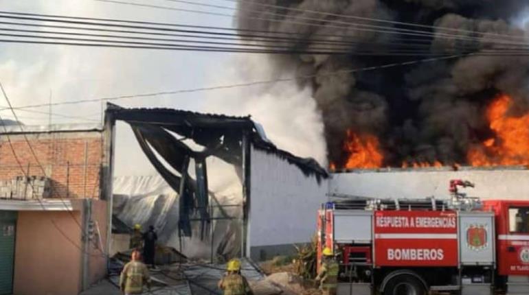 Arde fábrica de velas en San Martín Texmelucan, Puebla