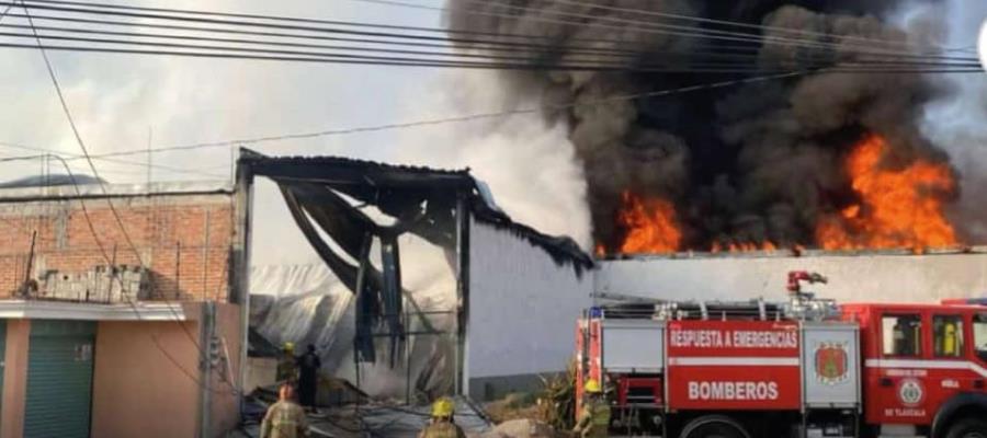 Arde fábrica de velas en San Martín Texmelucan, Puebla