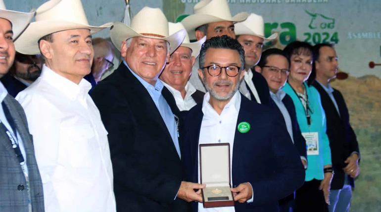 Tabasqueño Tino Pérez recibe Medalla Presidencial al Mérito Ganadero