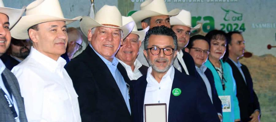 Tabasqueño Tino Pérez recibe Medalla Presidencial al Mérito Ganadero