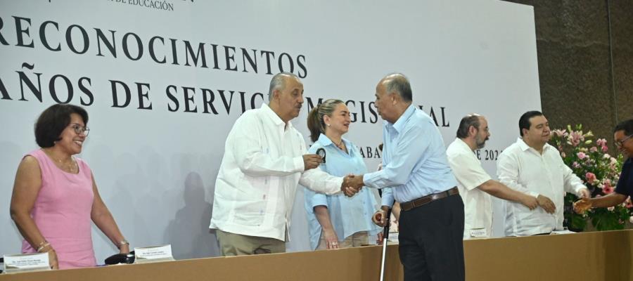 Reconoce gobierno a maestros con 30 y 40 años de servicio