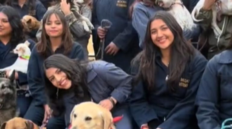 Estudiantes de veterinaria invitan a sus mascotas a foto de generación