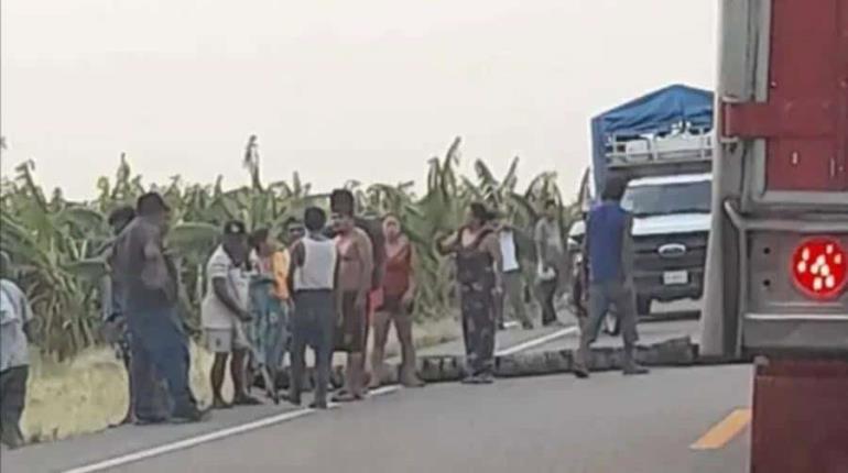 Bloquean carretera Villahermosa-Teapa por falta de energía