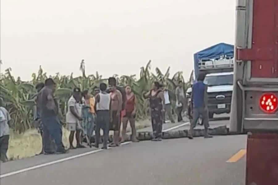 Bloquean carretera Villahermosa-Teapa por falta de energía