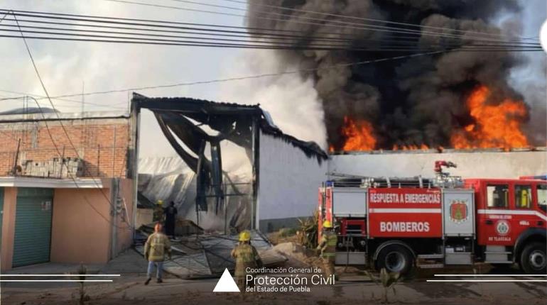 Arde fábrica de velas en San Martín Texmelucan, Puebla