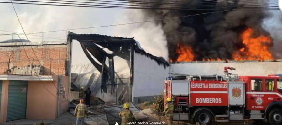 Arde fábrica de velas en San Martín Texmelucan, Puebla