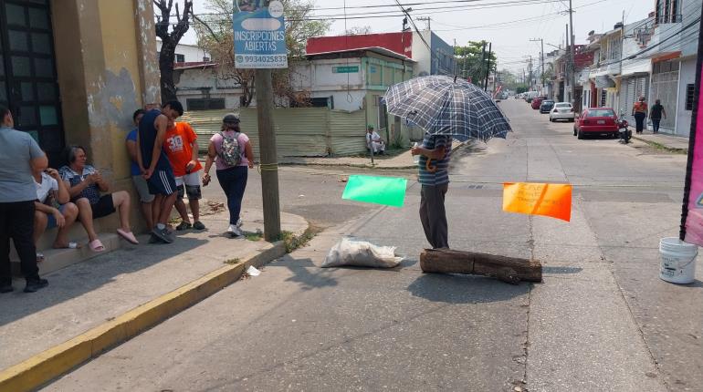 Habitantes bloquean calles de Atasta por falta de luz