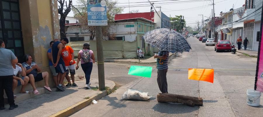 Habitantes bloquean calles de Atasta por falta de luz