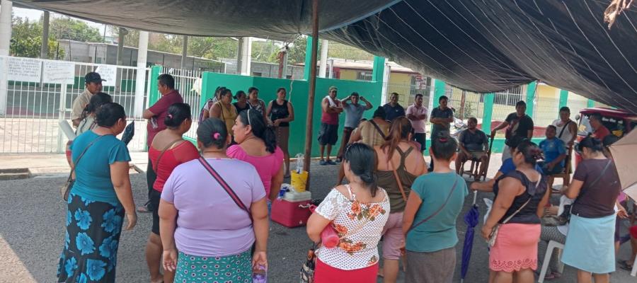 Retienen a maestros en telesecundaria de Tamulté de las Sabanas; exigen cambio de docente