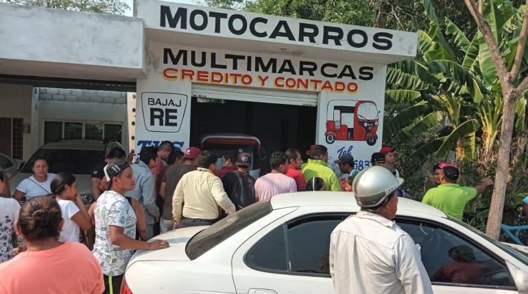 Ejecutan a 2 en Comalcalco en tienda de motocarros