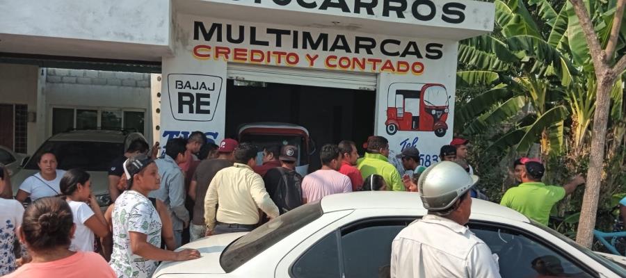 Ejecutan a 2 en Comalcalco en tienda de motocarros