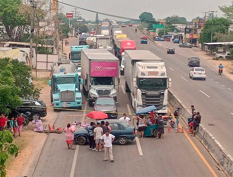 Bloqueos por falta de luz desquician tráfico en Centro y Paraíso