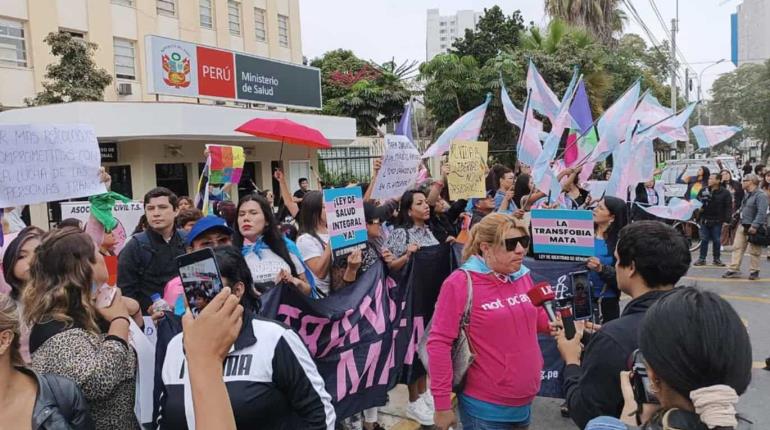 Decreto que cataloga a comunidad trans como "enfermos mentales" desata protestas en Perú