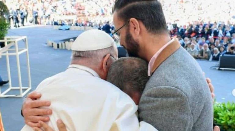 Abraza Papa Francisco a un israelí y a un palestino víctimas de guerra