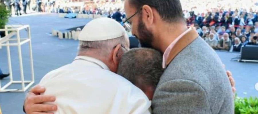 Abraza Papa Francisco a un israelí y a un palestino víctimas de guerra