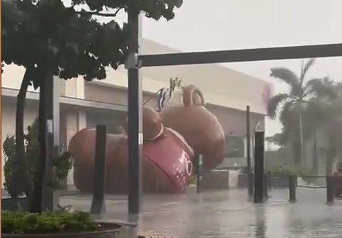 Osito de plaza comercial sale ´volando´ por tormenta en Cuernavaca, Morelos