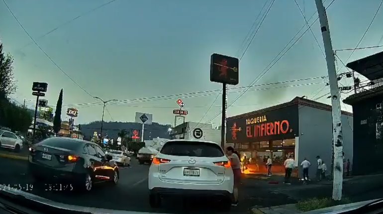 Captan riña entre mariachis y "tragafuegos" en Morelia